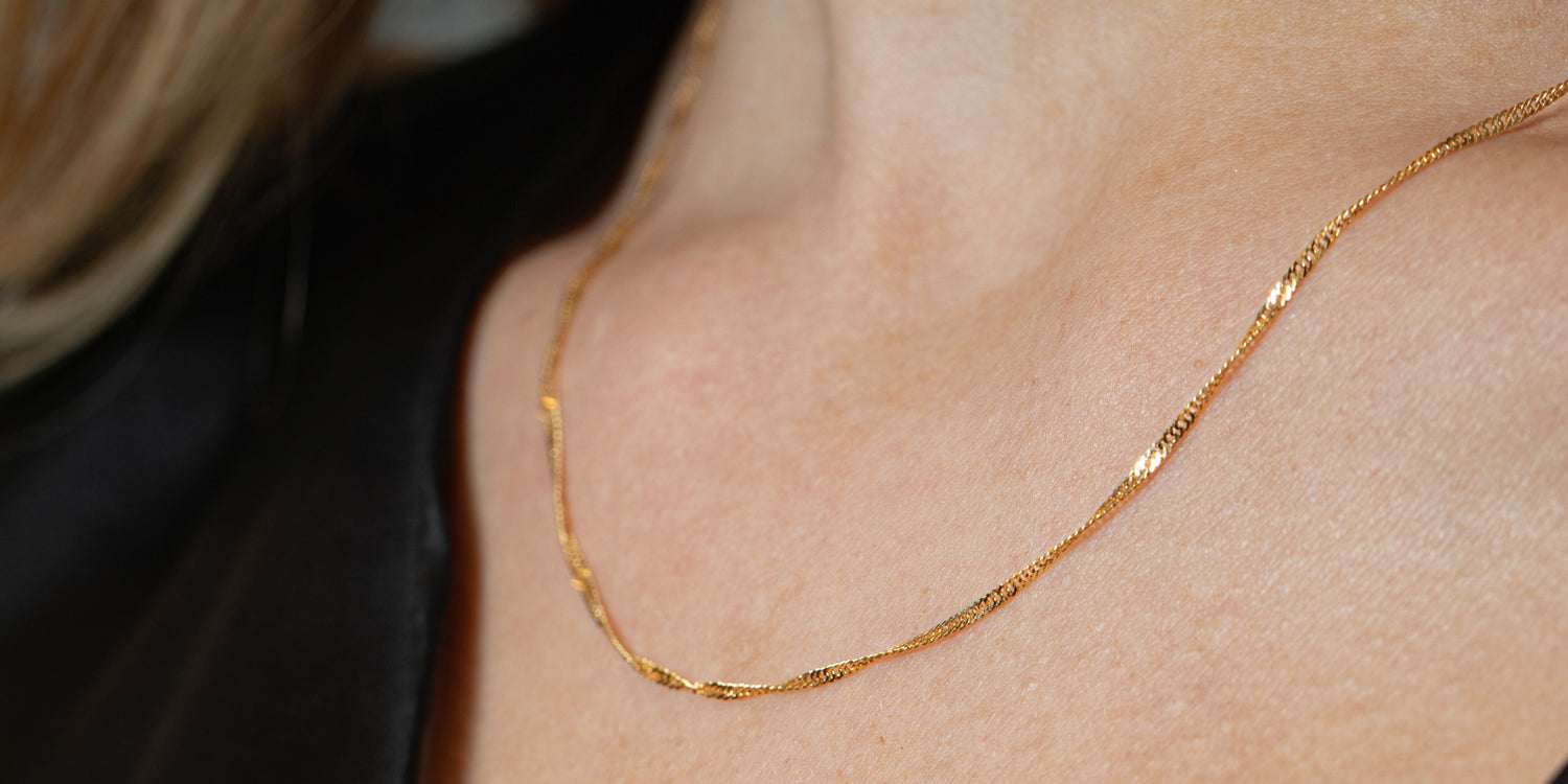 Goldene Singapurkette an Damenhals, feine Goldkette