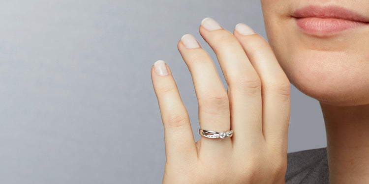 Eleganter Fingerring aus Weißgold am Ringfinger getragen