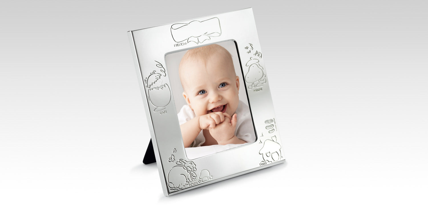 Silberfarbener Baby-Bilderrahmen mit gravierten Tiermotiven und Babyfoto