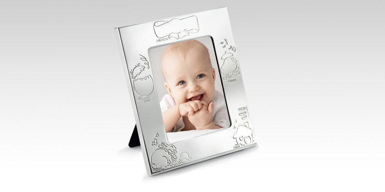 Silberfarbener Baby-Bilderrahmen mit gravierten Tiermotiven und Babyfoto