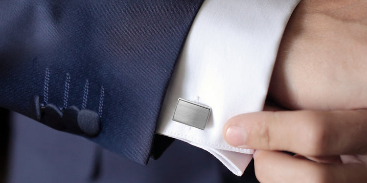 Manschettenknöpfe aus Edelstahl an weißem Herrenhemd, elegantes Herren-Accessoire