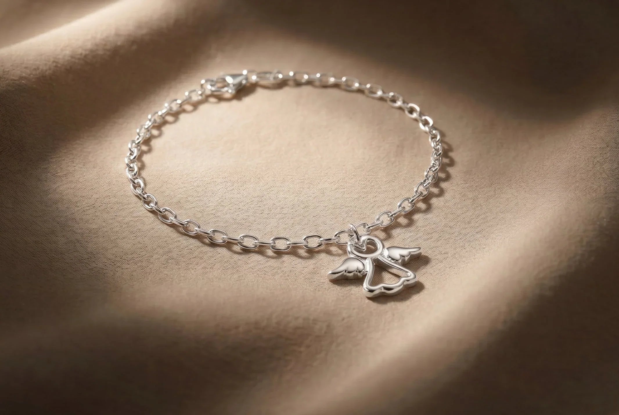 Silbernes Kinderarmband mit Herzdetail an Kinderarm, zarter Kinderschmuck