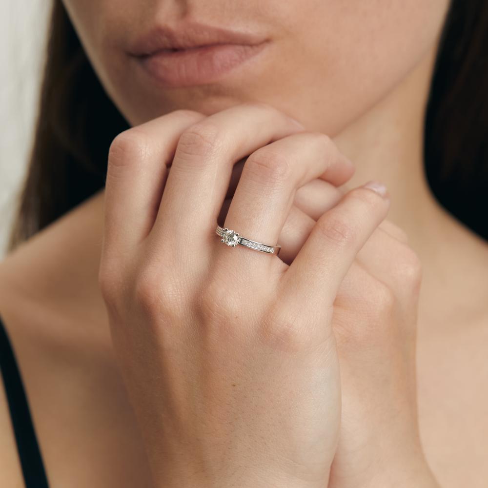 Solitär Ring 750/18 K Weissgold Diamant weiss, 0.08 ct, 16 Steine, Brillantschliff, w-si, Diamant weiss, 0.32 ct, Brillantschliff, w-si